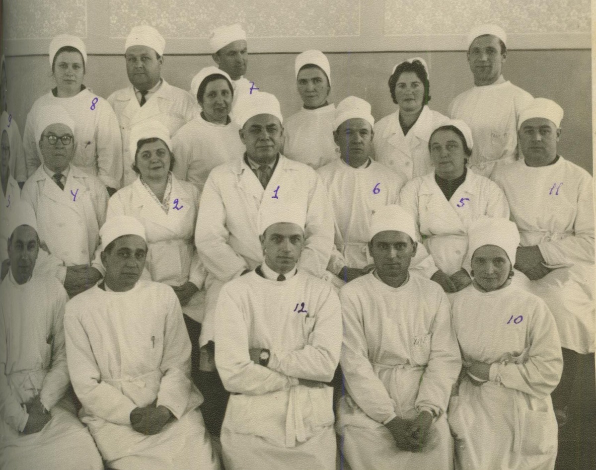 Кафедра госпитальной хирургии: 1 - Олешкевич И. Б., 2 - Котович А. Ф., 3 - Ковалева Н. М., 4 - Лукашин Г. И., 5 - Белая О. В., 6 - Баженов В. С., 7 - Железняк В. А., 8 - Седова Н. Б., 9 - Ролдина Л. И., 10 - Николаенко М. М., 11 - Турович Е. А., 12 - Фомченко А. И.