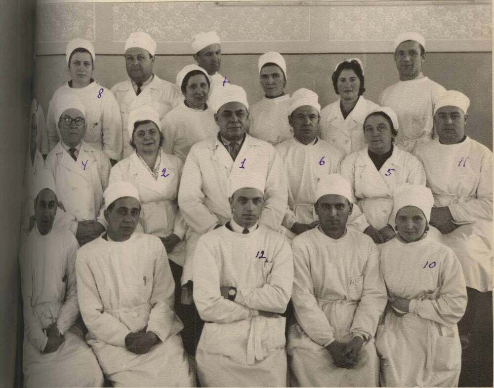 Кафедра госпитальной хирургии. 1 - Олешкевич Иван Бонифатьевич (зав. кафедрой), 2 - Котович А. Ф., 3 - Ковалева Н. М., 4 - Лукашин Г. И., 5 - Белая О. В., 6 - Баженов В. С., 7 - Железняк В. А., 8 - Седова Н. Б., 9 - Родина Л. И., 10 - Николаенко М. М., 11 - Турович Е. А., 12 - Фомченко А. И.